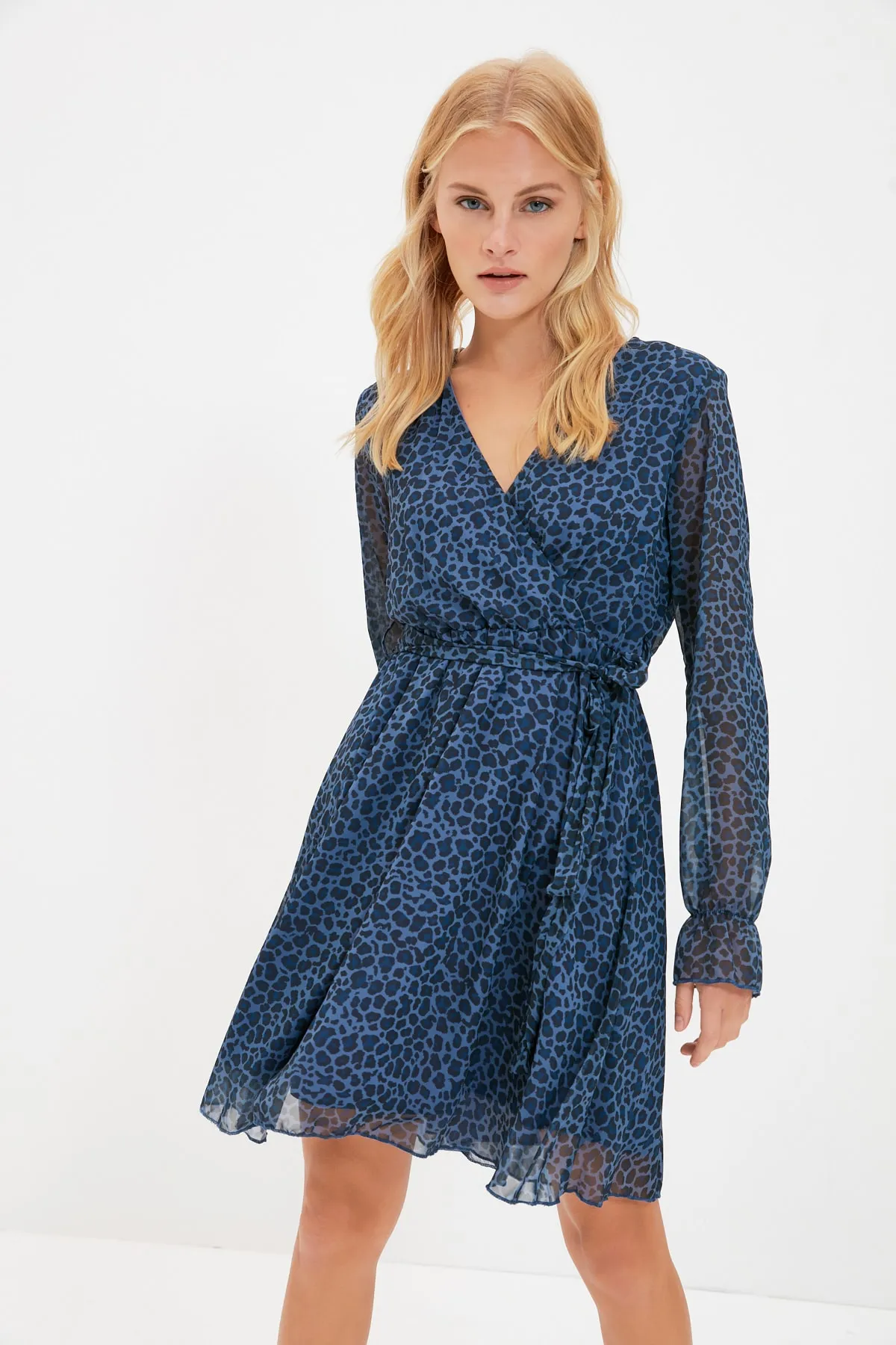 Trendyol Collection  Mehrfarbiges, zweireihiges, gewebtes Minikleid mit Leopardenmuster und Gürtel TWOSS20EL0626