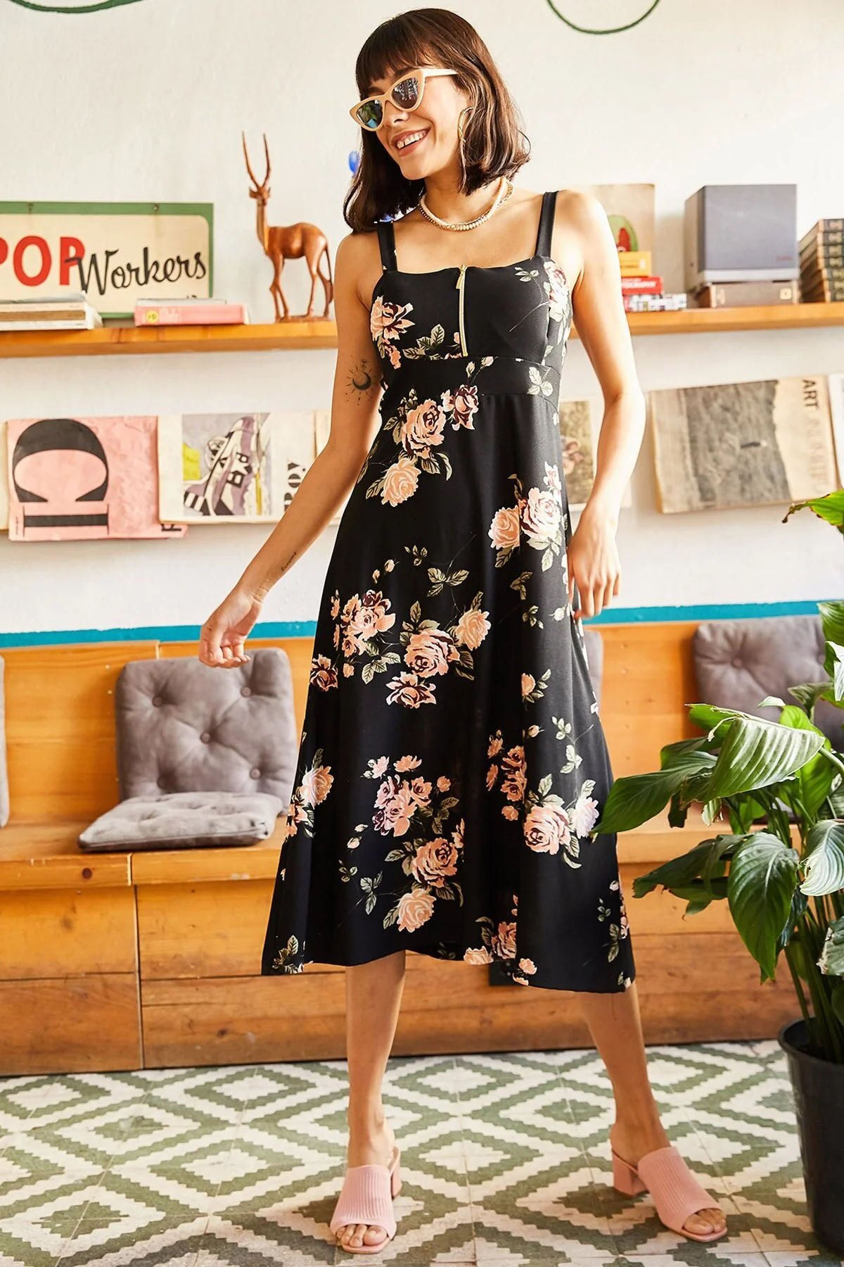 Olalook  Gemustertes Kleid mit Reißverschluss in Schwarz-Puder für Damen ELB-19000615