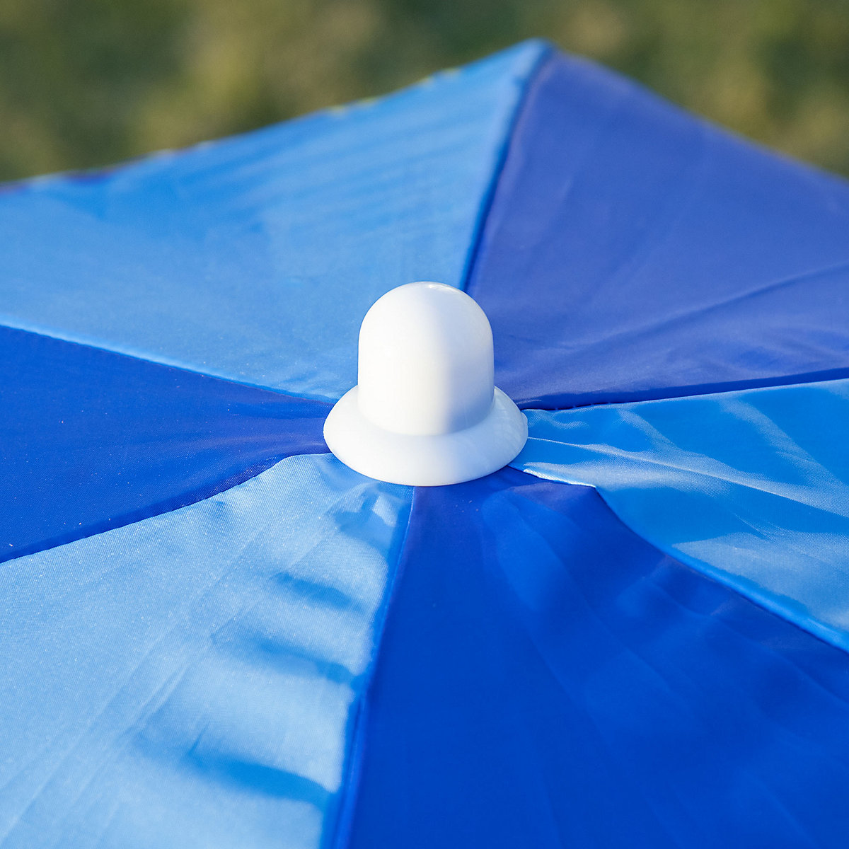 Kindersitzgruppe mit Tisch und Sonnenschirm