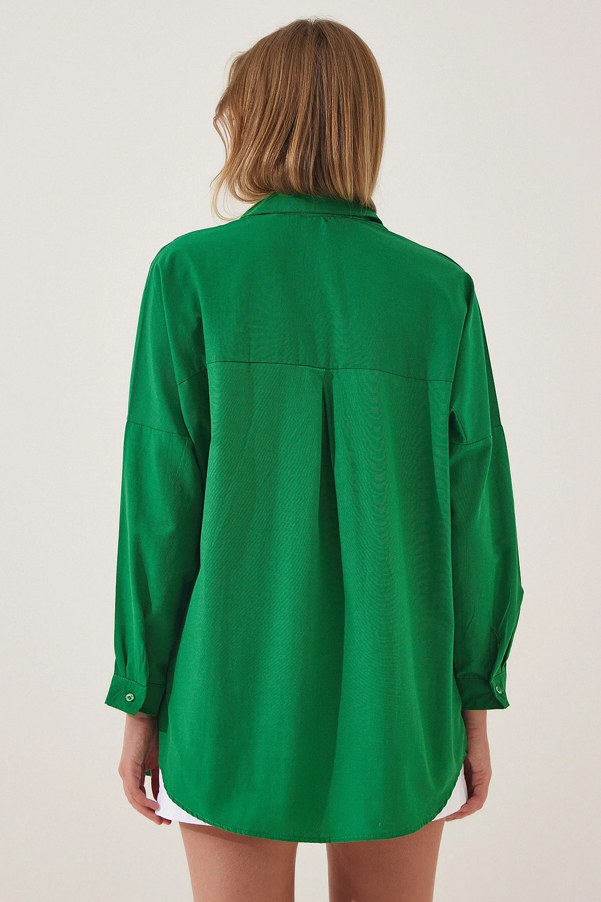 Happiness İstanbul  Kräftiges grünes Oversize-Lang-Basic-Shirt für Damen DD00842