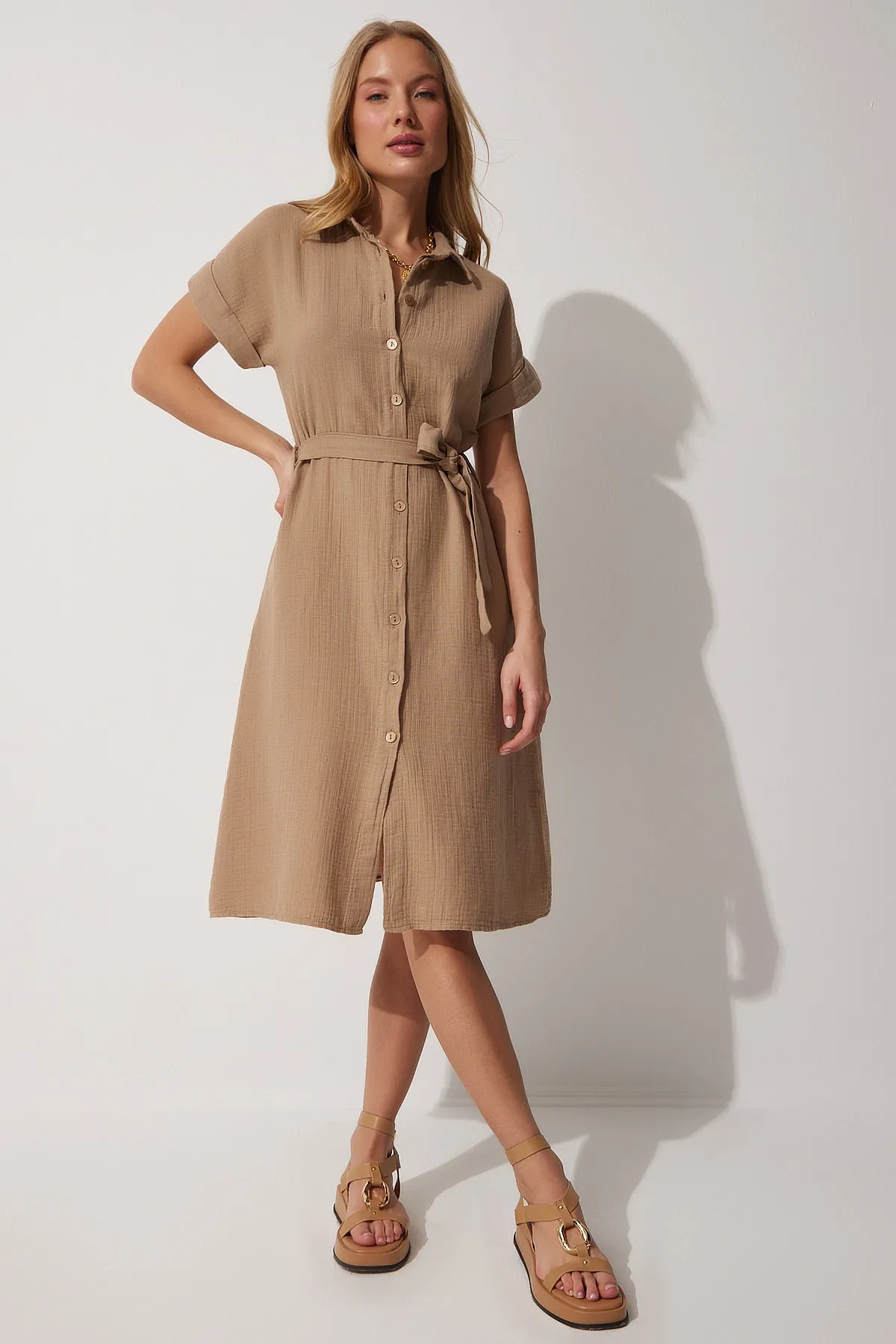 Happiness İstanbul  Damen-Hemdkleid aus Leinen in Dunkelbeige mit Gürtel MX00046