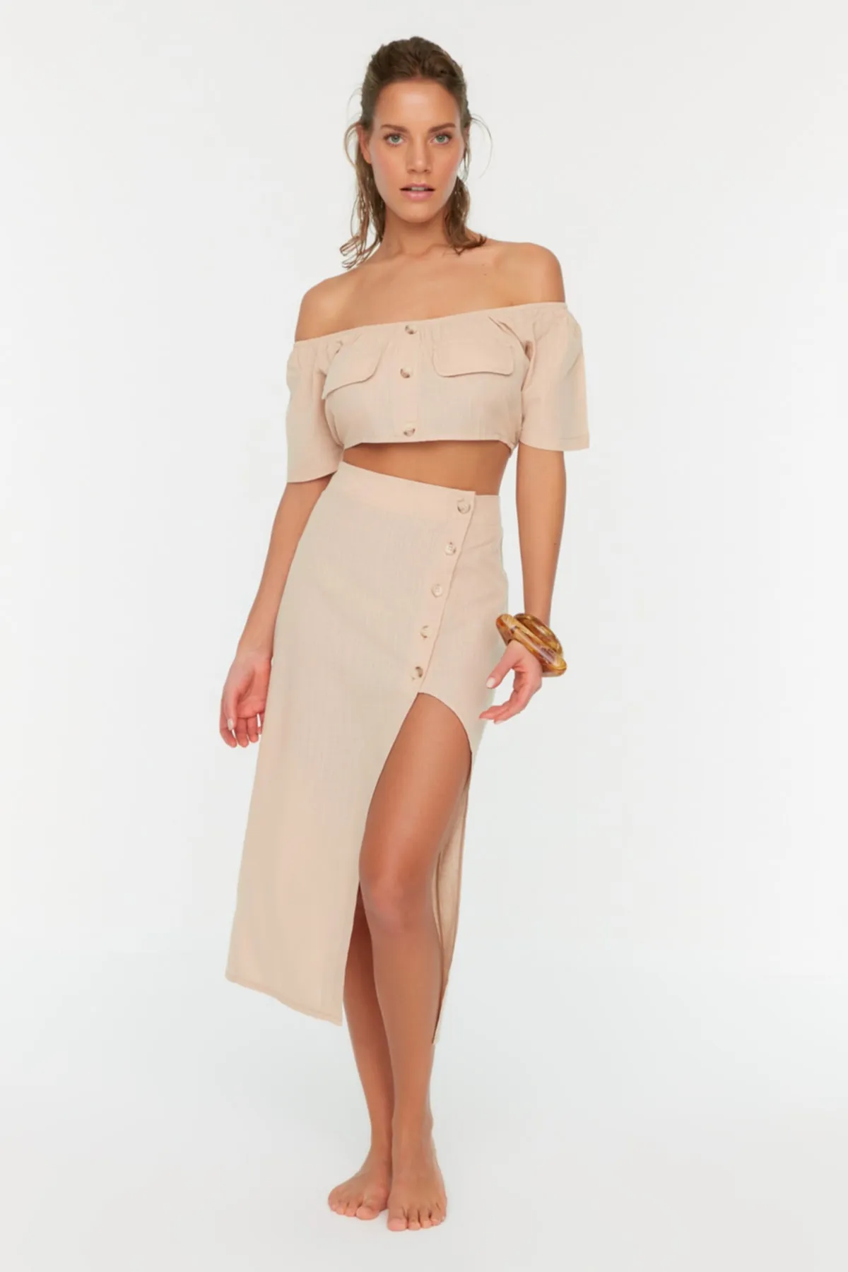 Trendyol Collection  Beiges Set aus Strandbluse und Strandrock mit Carmen-Kragen und Knopfdetail TBESS22AU0129