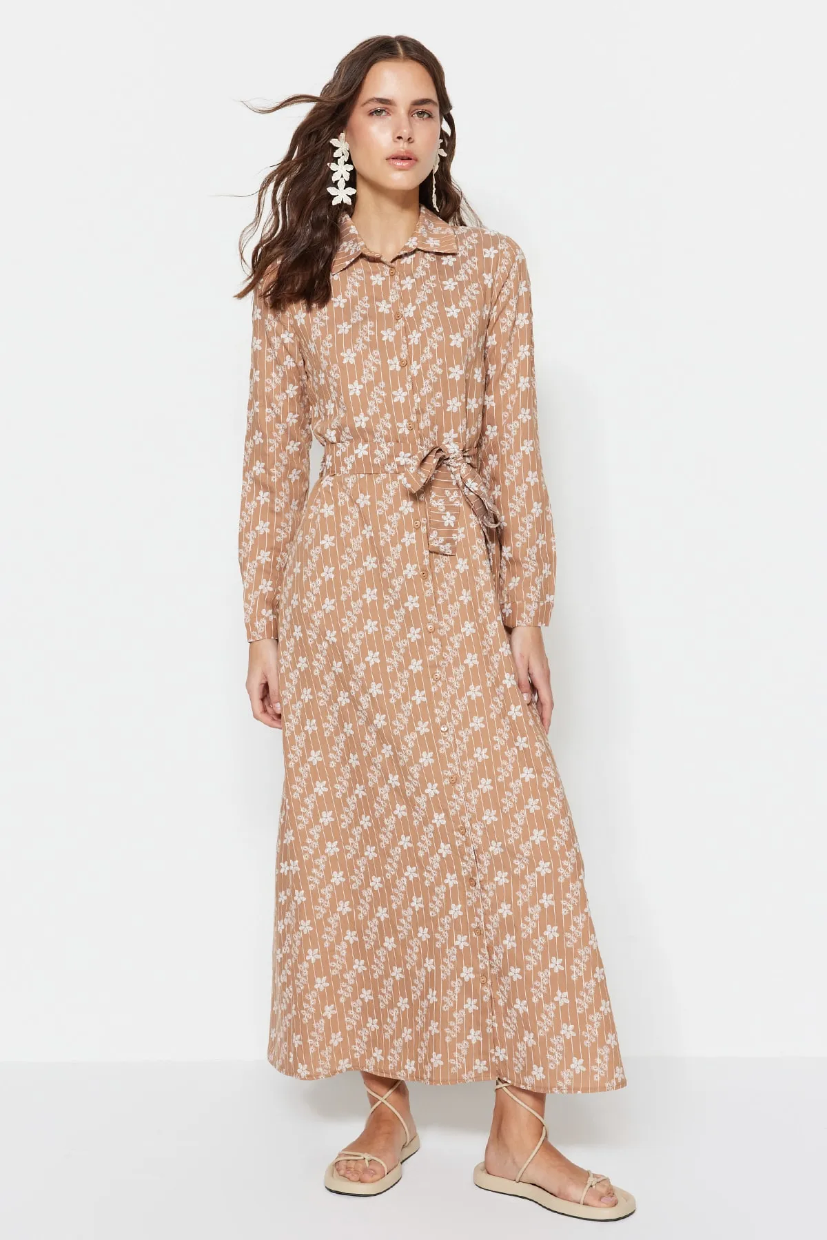 Trendyol Modest  Kamelfarbenes gewebtes Hemdblusenkleid mit Gürtel und Blumenmuster TCTSS23EB00068