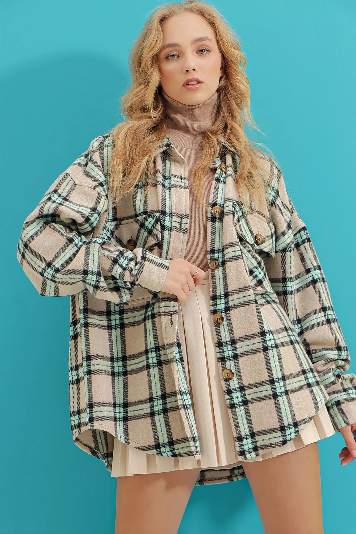 Trend Alaçatı Stili  Damen Dunkelbeige kariertes gemustertes Augenbrauen-Übergröße-Safarijacke-Hemd aus Baumwolle ALC-X7142