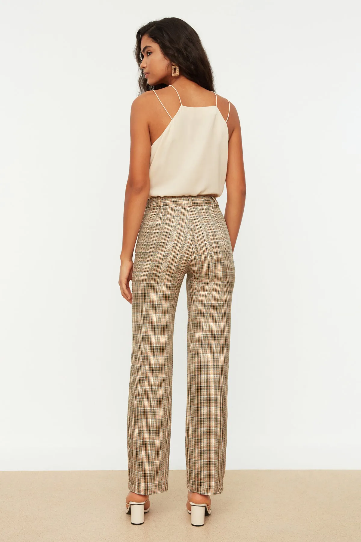 Trendyol Collection  Beigefarbene, gerade geschnittene, gewebte Karohose mit hoher Taille TWOSS22PL0117