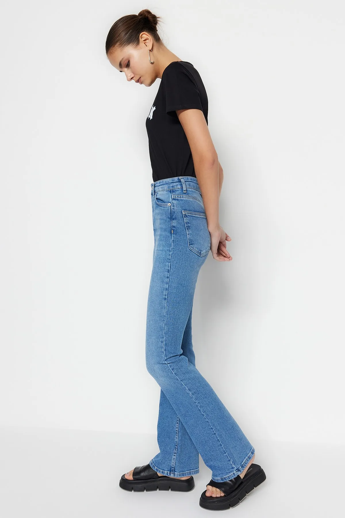 Trendyol Collection  Blaue Schlagjeans mit hoher Taille TWOSS23JE00063