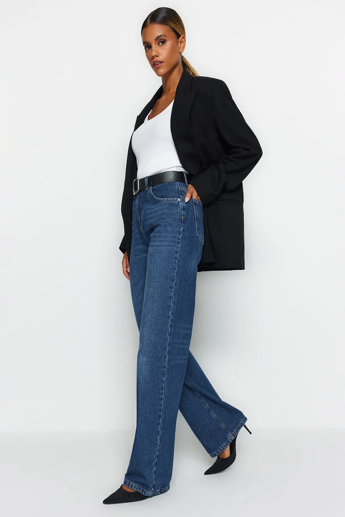 Trendyol Collection  Dunkelblaue Jeans mit hoher Taille und weitem Bein TWOAW24JE00074