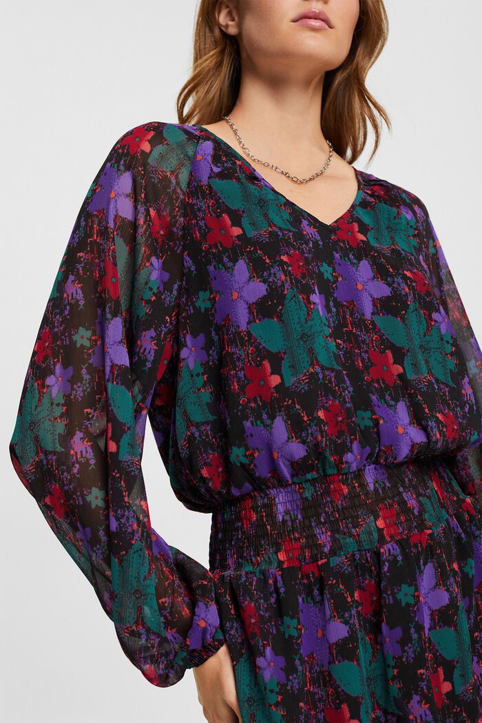 Gemustertes Chiffonkleid mit gesmokter Taille