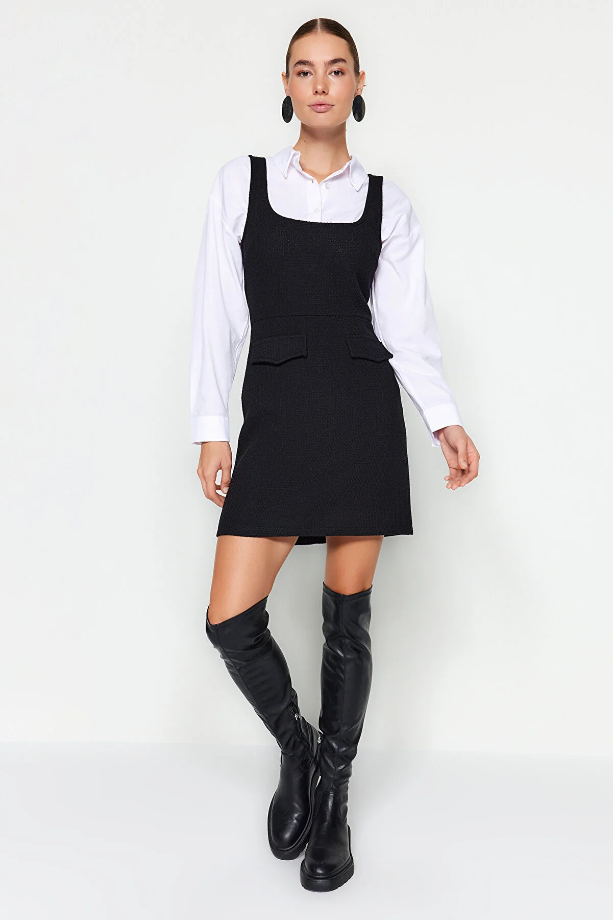 Trendyol Collection  Schwarzes, gerade geschnittenes Mini-Webkleid mit Taschendetail und quadratischem Ausschnitt TWOAW24EL00669