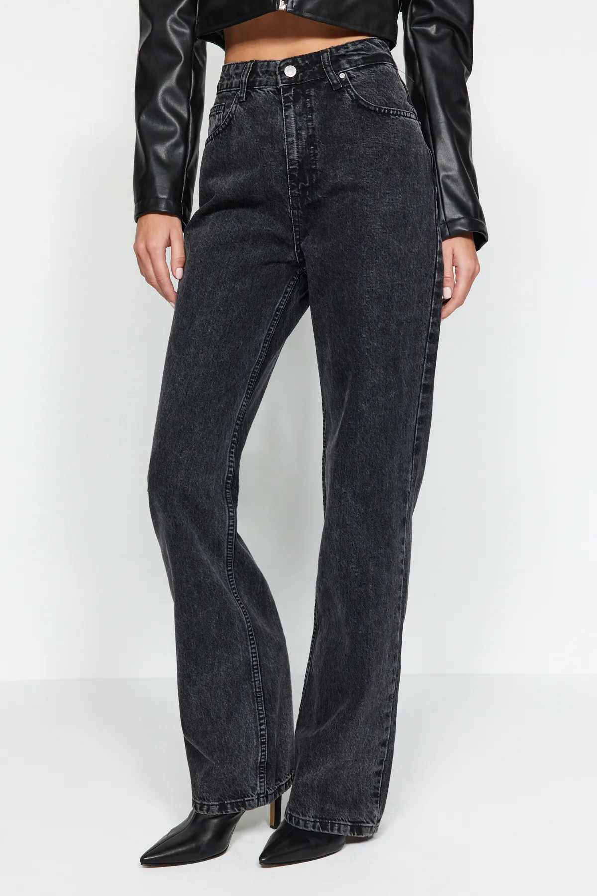 Trendyol Collection  Schwarze Jeans mit hoher Taille und weitem Bein TWOAW24JE00157