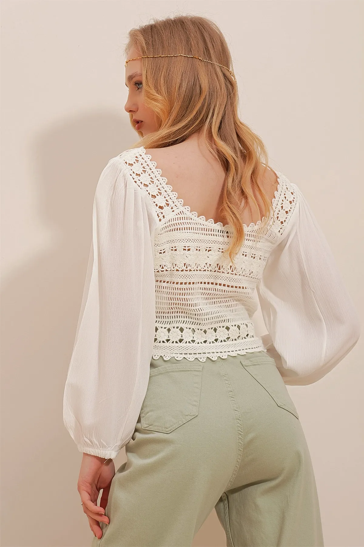 Trend Alaçatı Stili  Gehäkelte, gewebte Crop-Bluse für Damen in Ecru mit quadratischem Ausschnitt und Bindeband vorne ALC-X10028