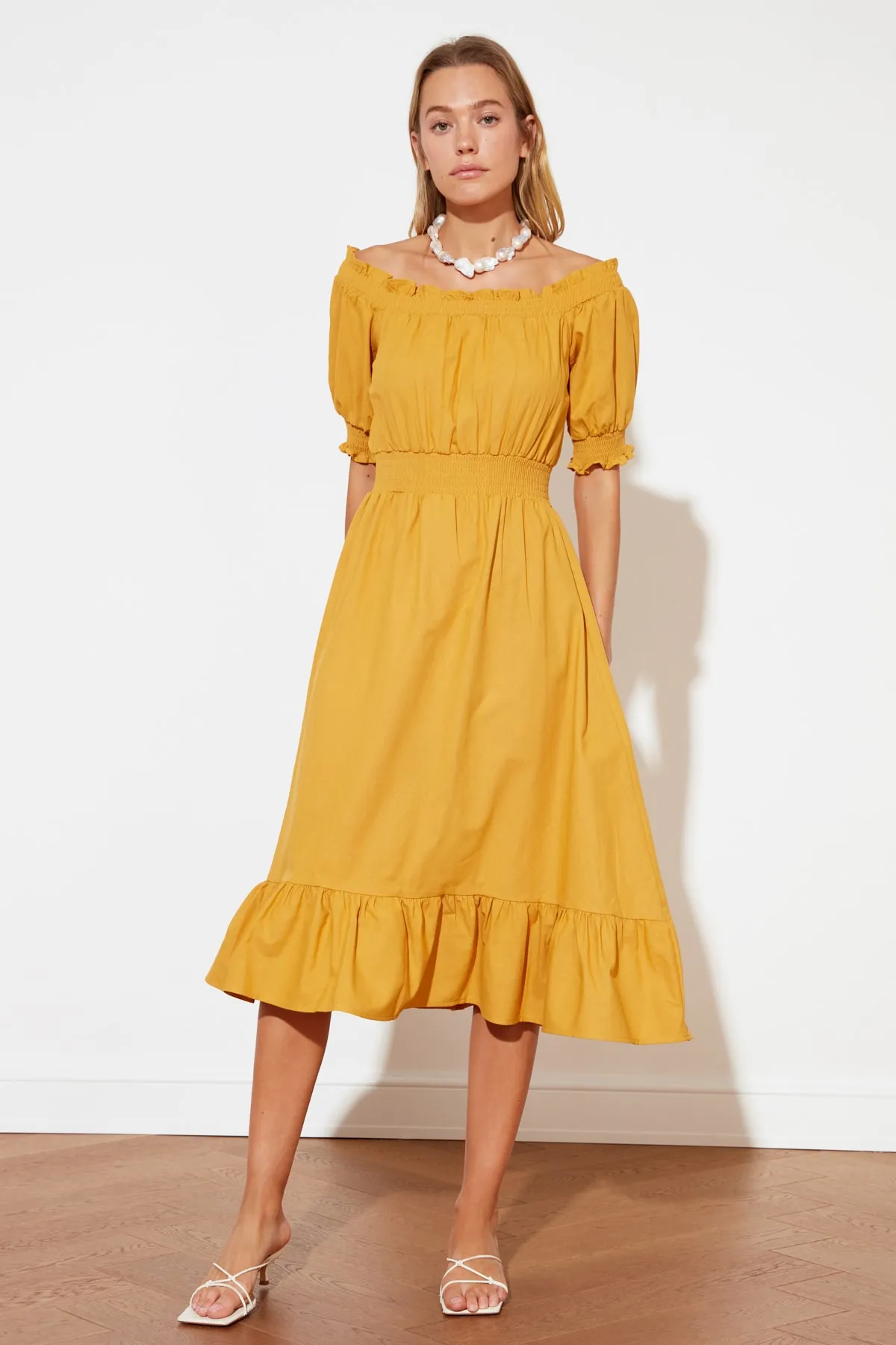 Trendyol Collection  Kamelfarbenes Midi-Gimped-Webkleid mit Taille TWOSS21EL1967