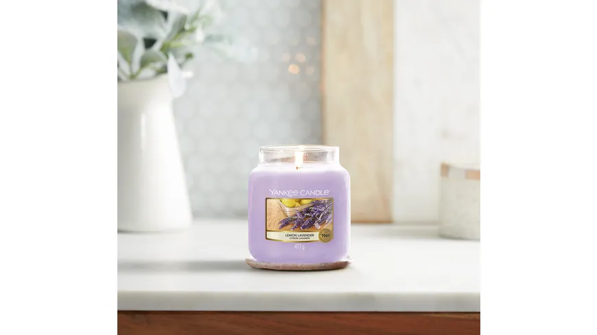 Yankee Candle Mittelgroße Kerze im Glas Lemon Lavender violett