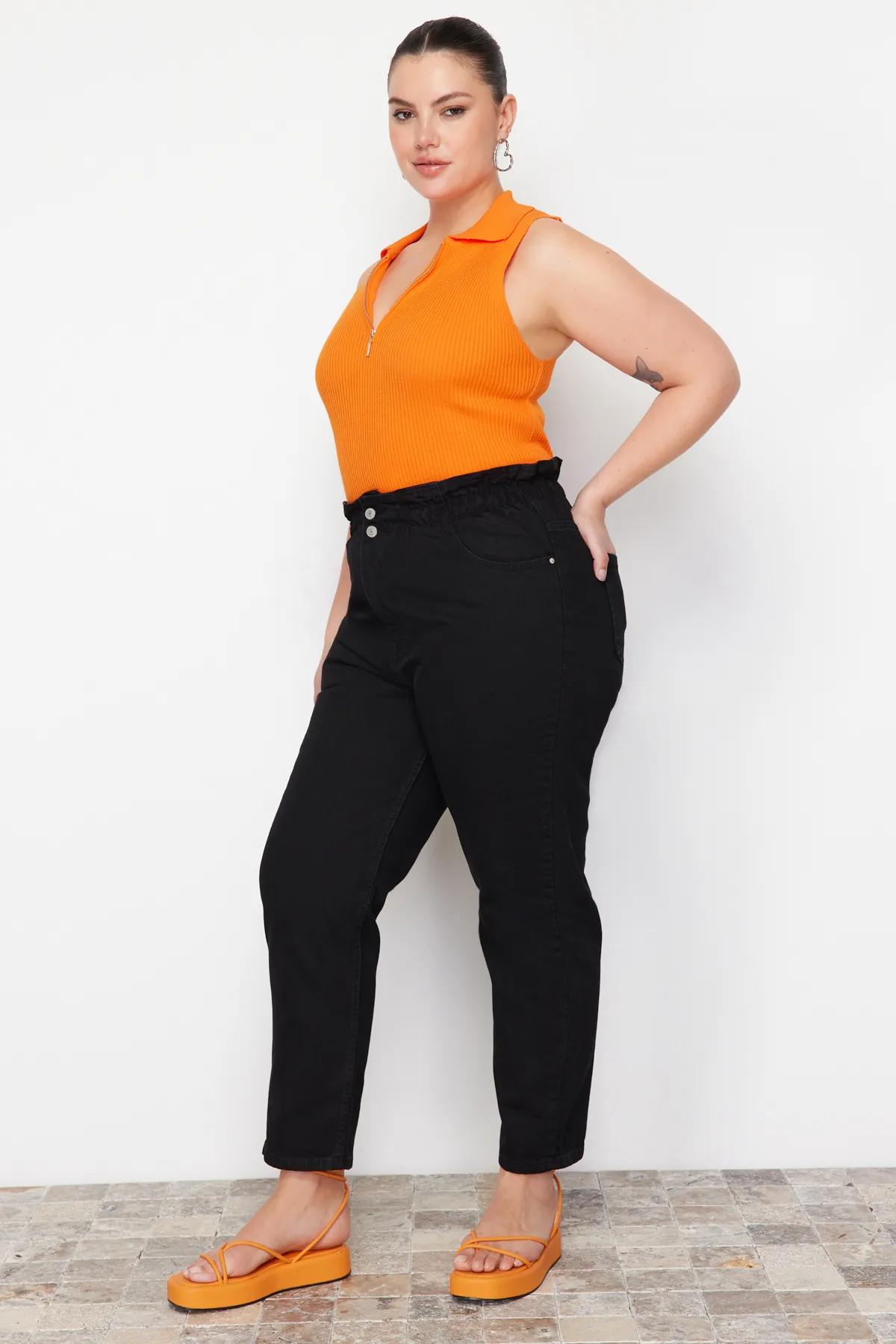 Trendyol Curve  Schwarze Mom-Jeans mit hoher Taille und elastischem Bund TBBAW23JE00002