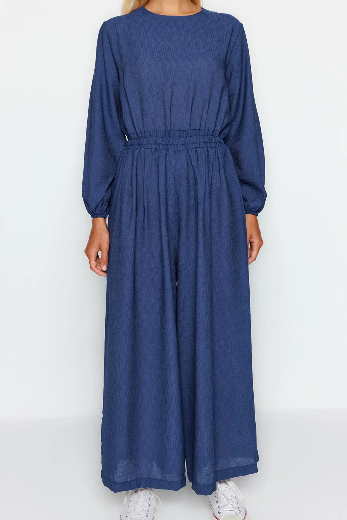 Trendyol Modest  Indigofarbener Overall mit Rundhalsausschnitt, elastischer Taille, entspanntem Schnitt und weitem Bein TCTSS21TU0206