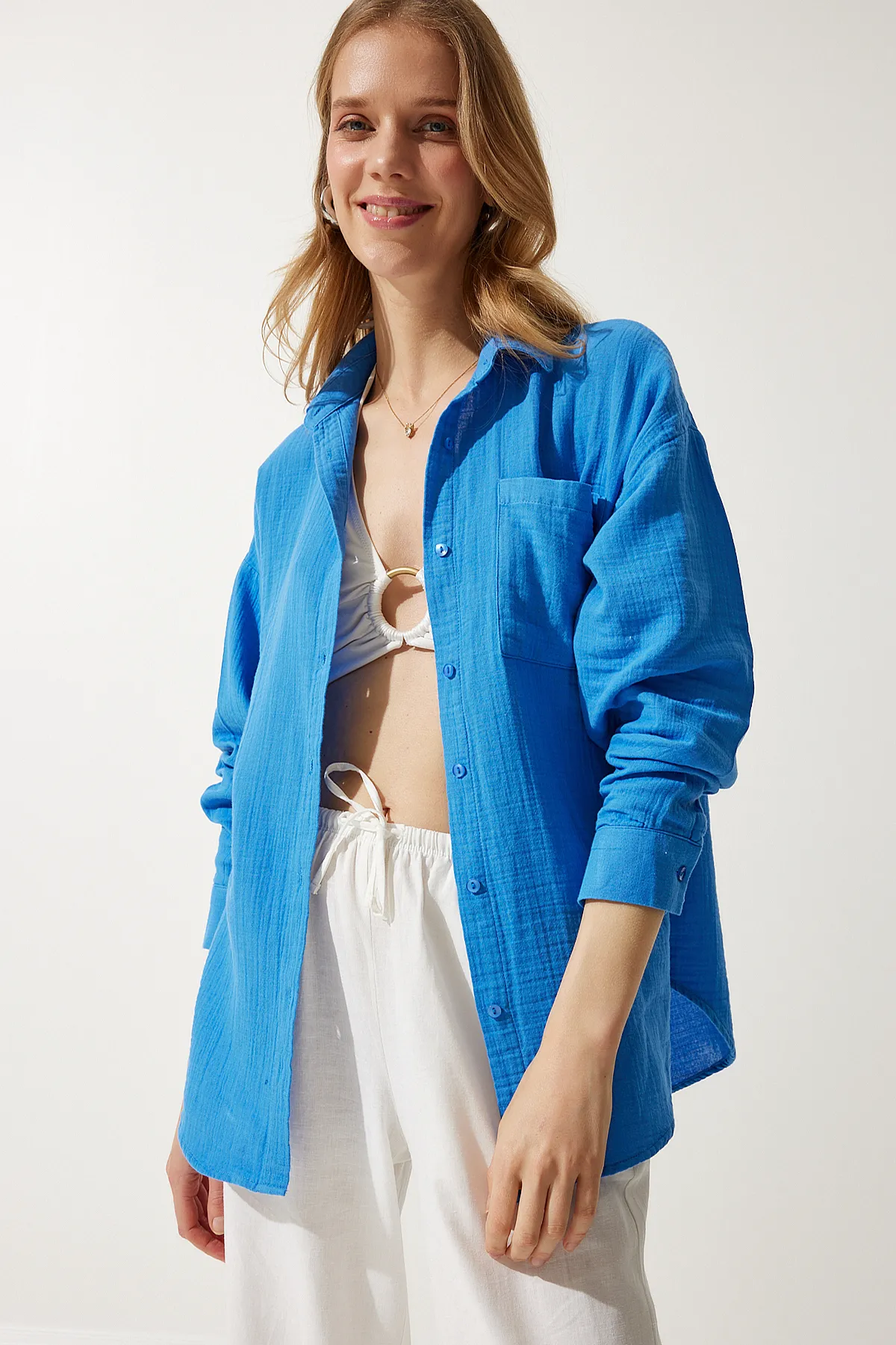 Happiness İstanbul  Blaues Oversize-Musselinhemd für Damen mit Taschen MX00150