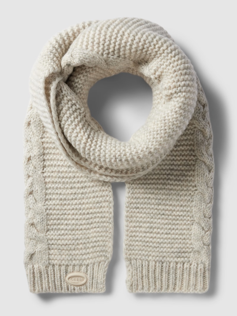 Strickschal mit Zopfmuster in hellgrau meliert