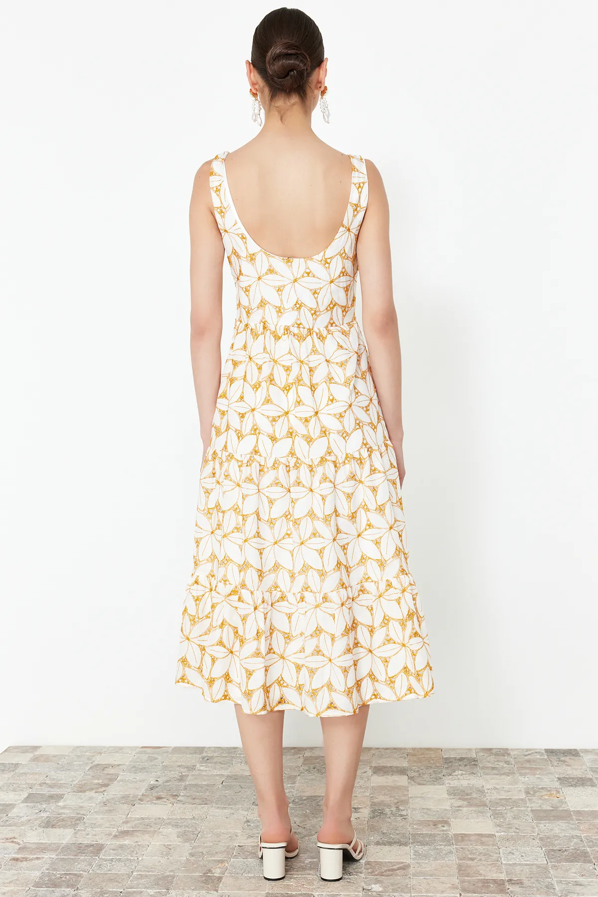 Trendyol Collection  Gelbes Midikleid mit Blumendruck und Stickerei – Öffnung an der Taille, gewebt – TWOSS24EL00796