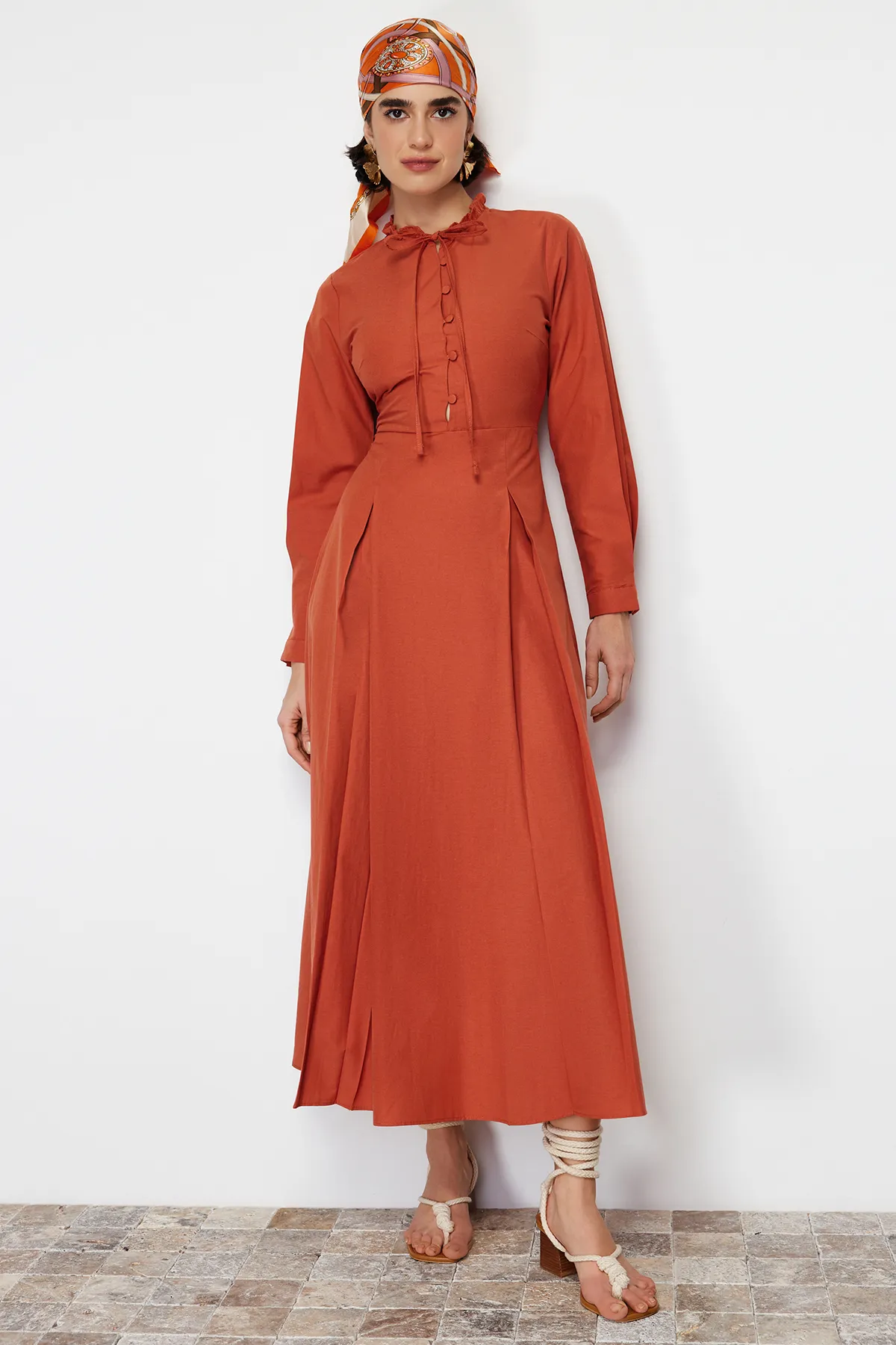 Trendyol Modest  Geknöpftes Webkleid mit Fliesenkragen und Krawatte und detailliertem Detail TCTSS24EB00149
