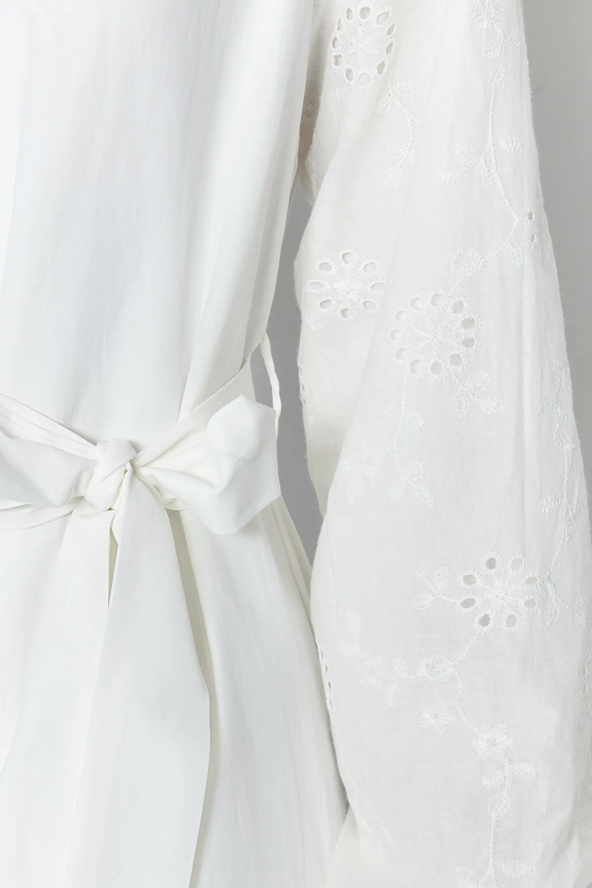 Trendyol Modest  Weißes, gefüttertes, gewebtes Kleid mit Stickereidetails an Ärmeln und Röcken TCTSS23EB00080