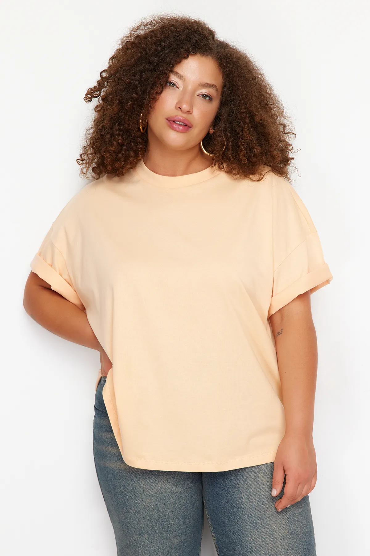 Trendyol Curve  Geripptes, weit geschnittenes Basic-Strick-T-Shirt mit Lachskragen TBBSS23BF00017