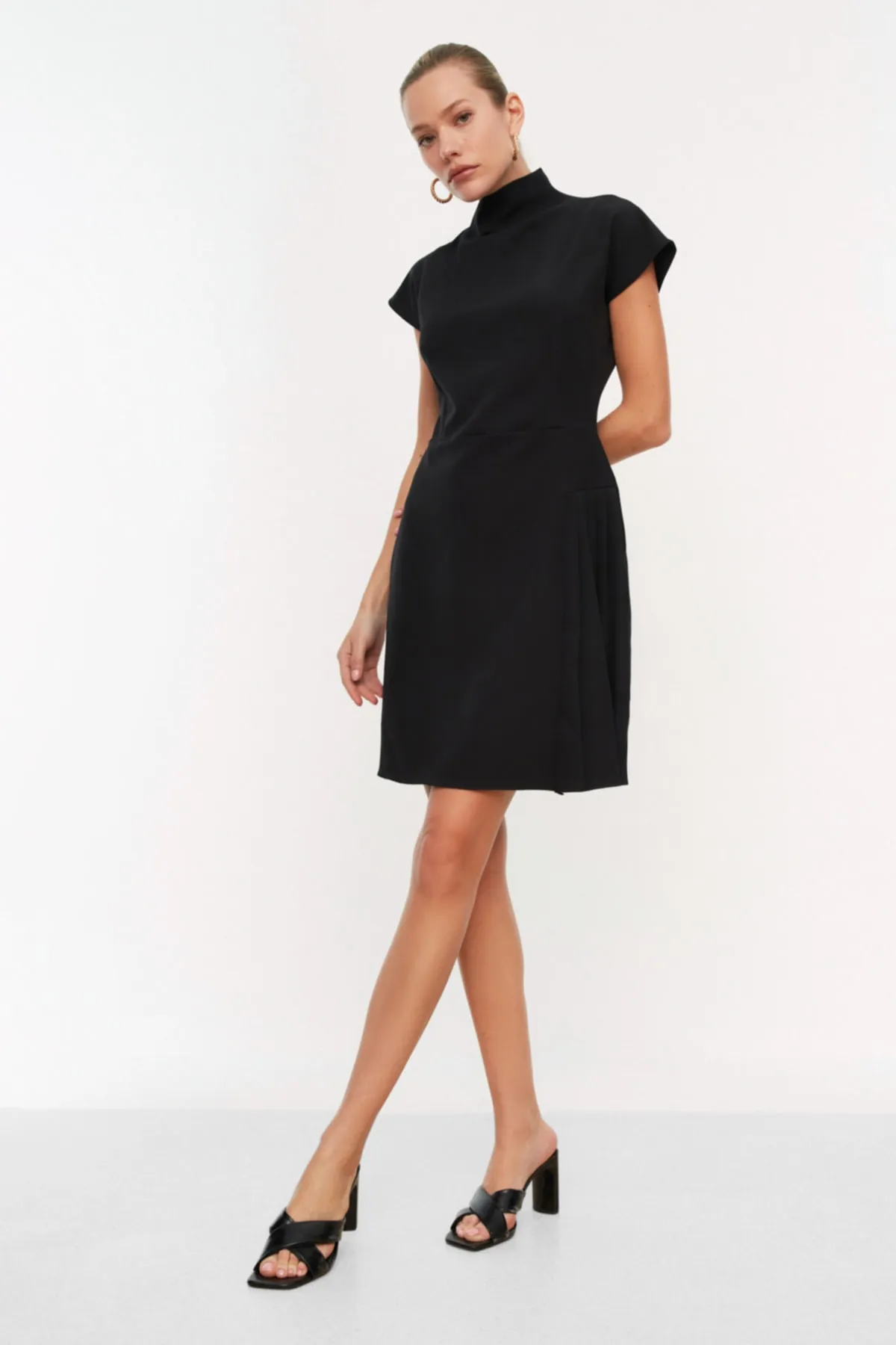 Trendyol Collection  Schwarzes Mini-Webkleid mit hohem Kragen und A-Schnitt TWOSS21EL0321