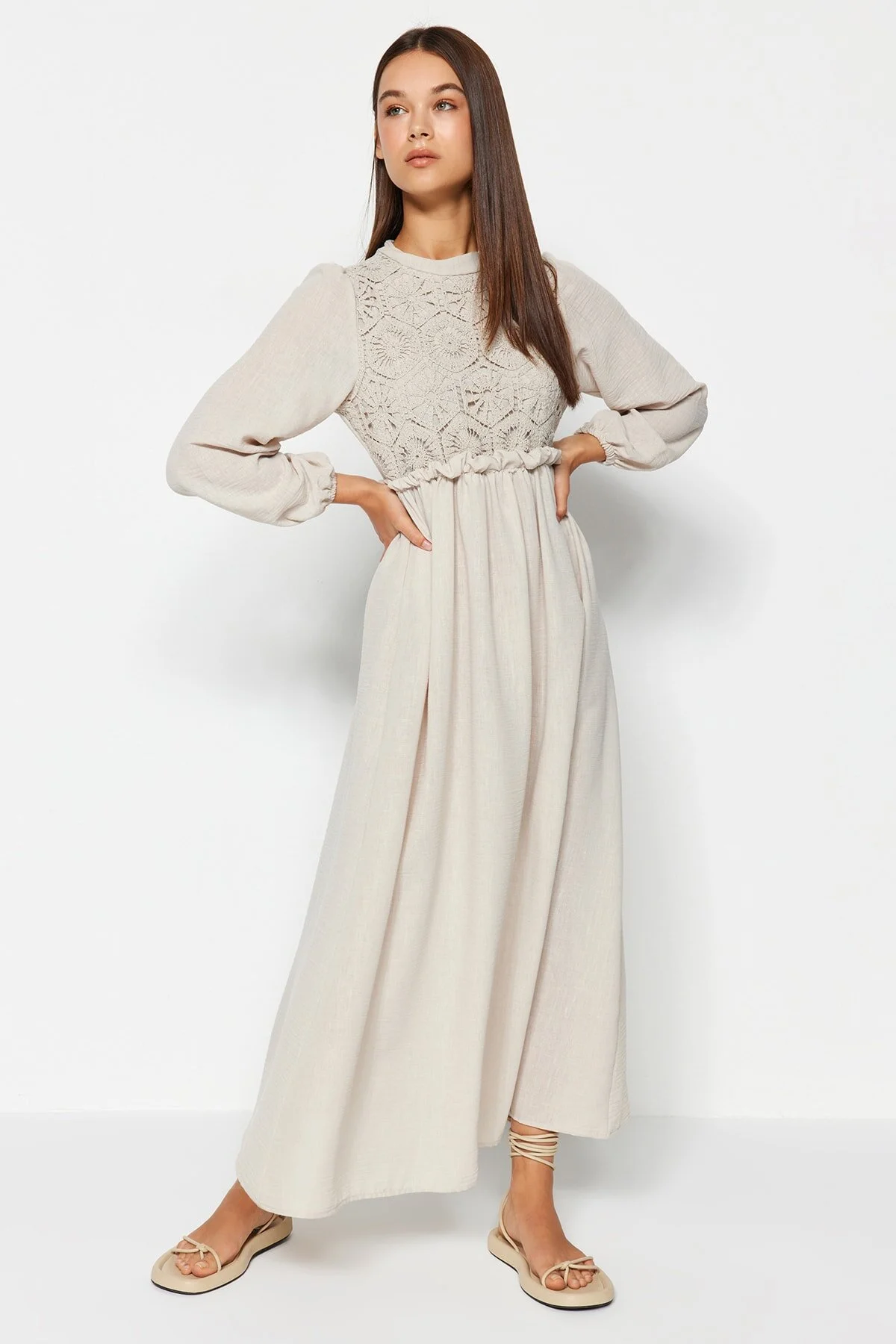 Trendyol Modest  Ecrufarbenes, gewebtes Kleid mit Guipure-Detail TCTAW24EB00110