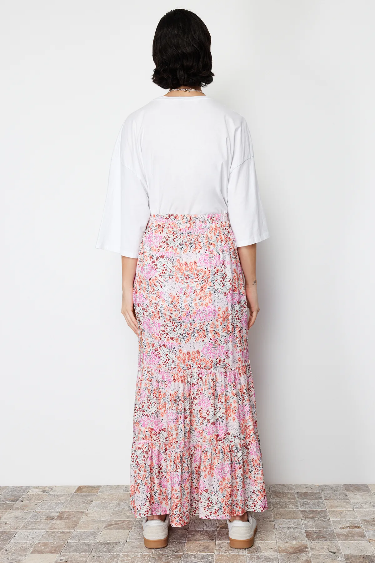Trendyol Modest  Mehrfarbiger gewebter Rock mit Blumenmuster TCTSS22EE00000