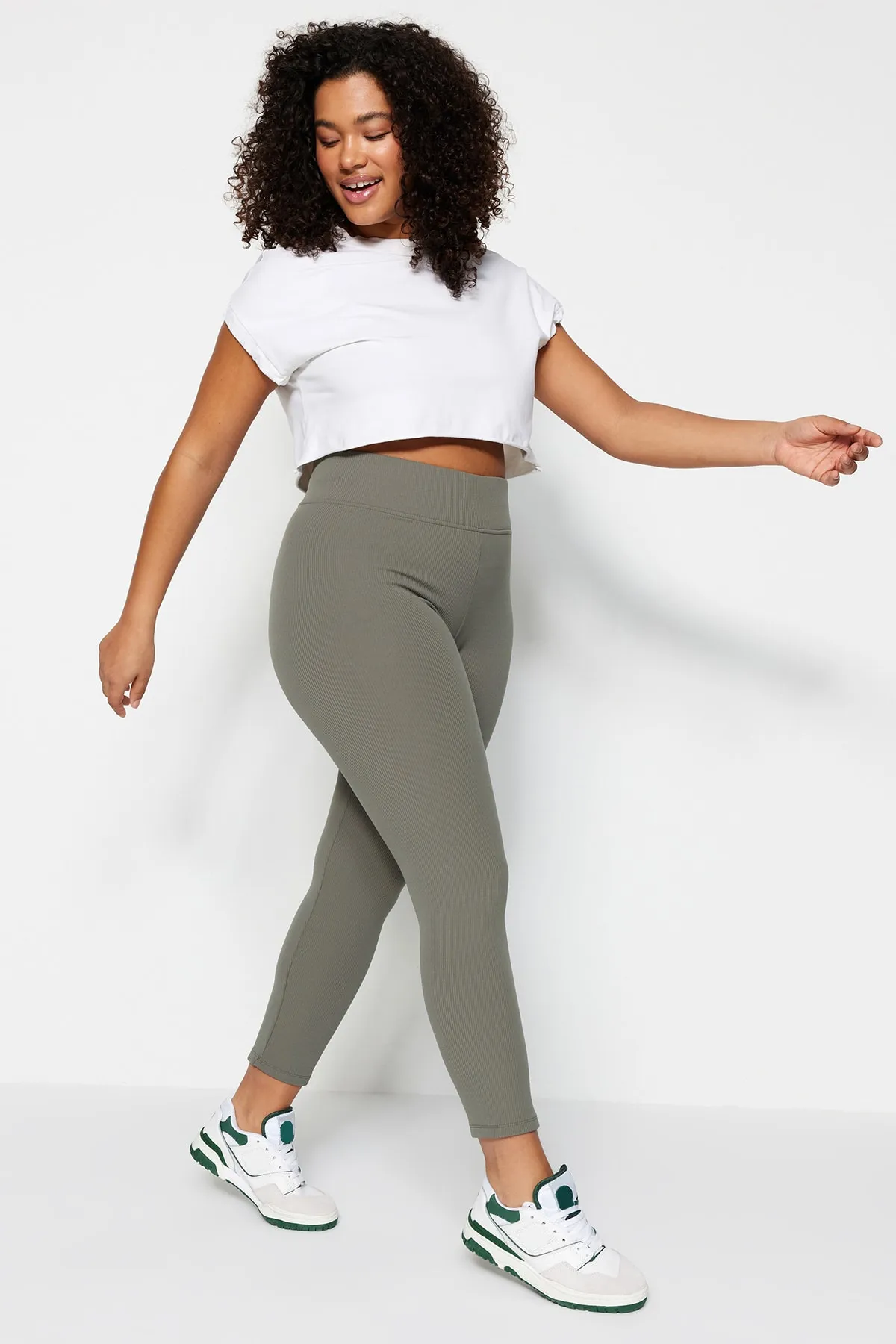 Trendyol Curve  Khakifarbene Strickstrumpfhose mit Fleece-Innenseite TBBAW23BV00017