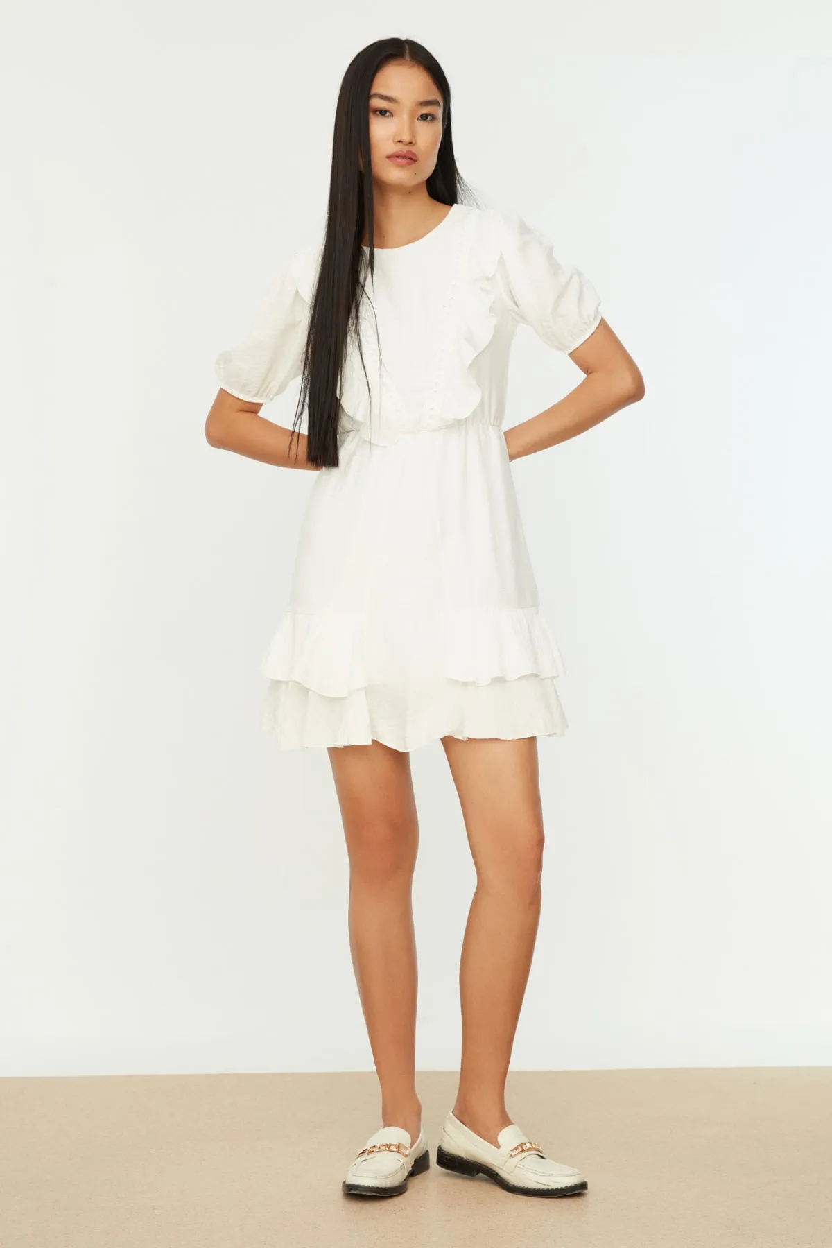 Trendyol Collection  Weißes, gefüttertes, gewebtes Volant-Minikleid TWOSS21EL2152