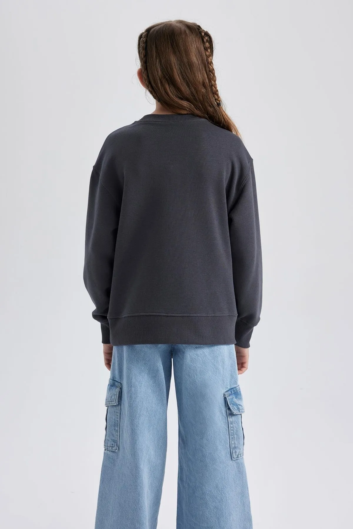 DeFacto  Anthrazitfarbenes Schul-Sweatshirt mit Rundhalsausschnitt für Mädchen