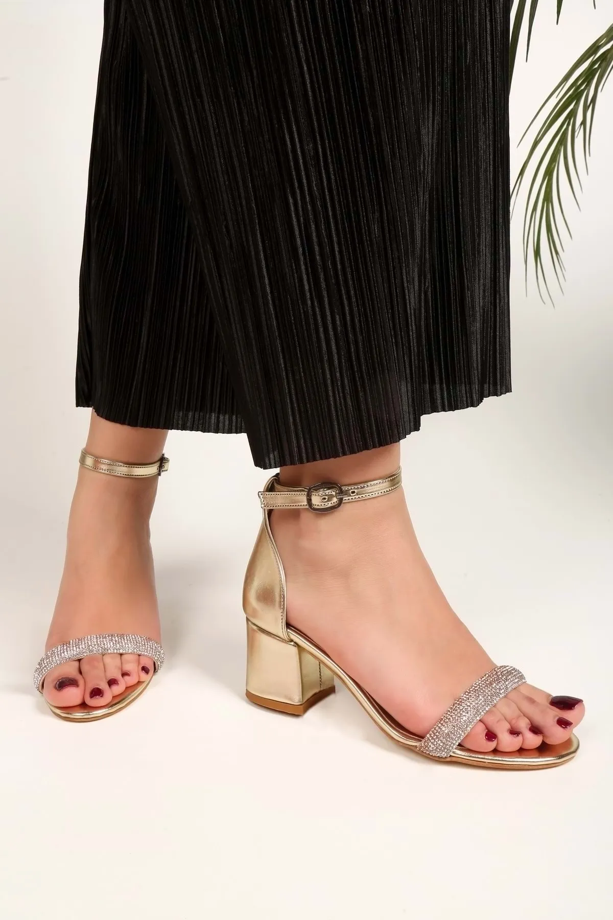 Shoeberry  Damen-Schuhe „Aris Gold Metallic“ mit einzelnem Riemen und Absatz