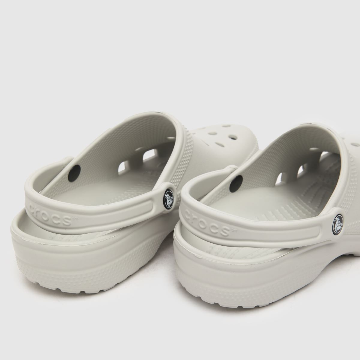Crocs – Ljusgrå klassiska träskor