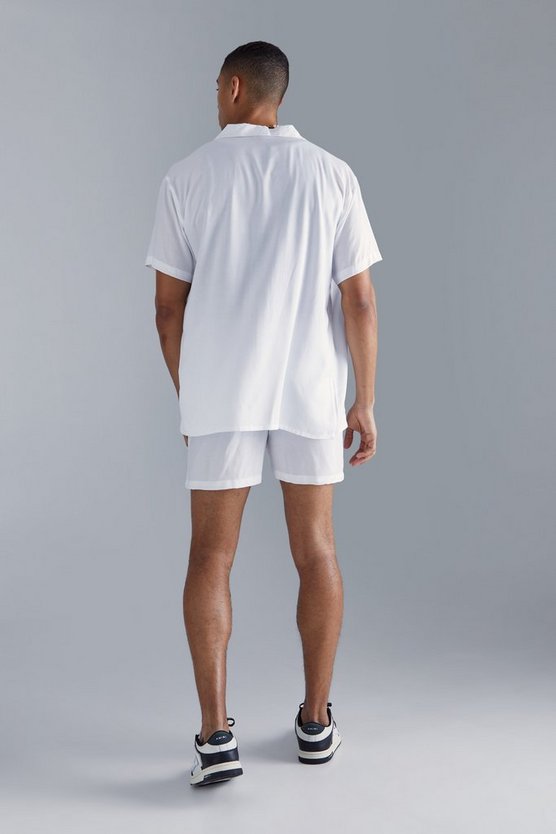 Oversize Viskose-Hemd und Shorts