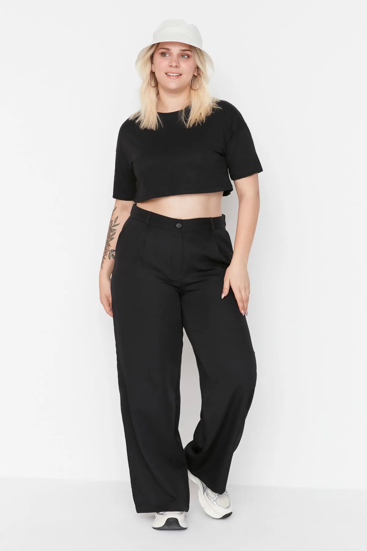 Trendyol Curve  Schwarze Webhose mit weitem Bein TBBAW23AR00007