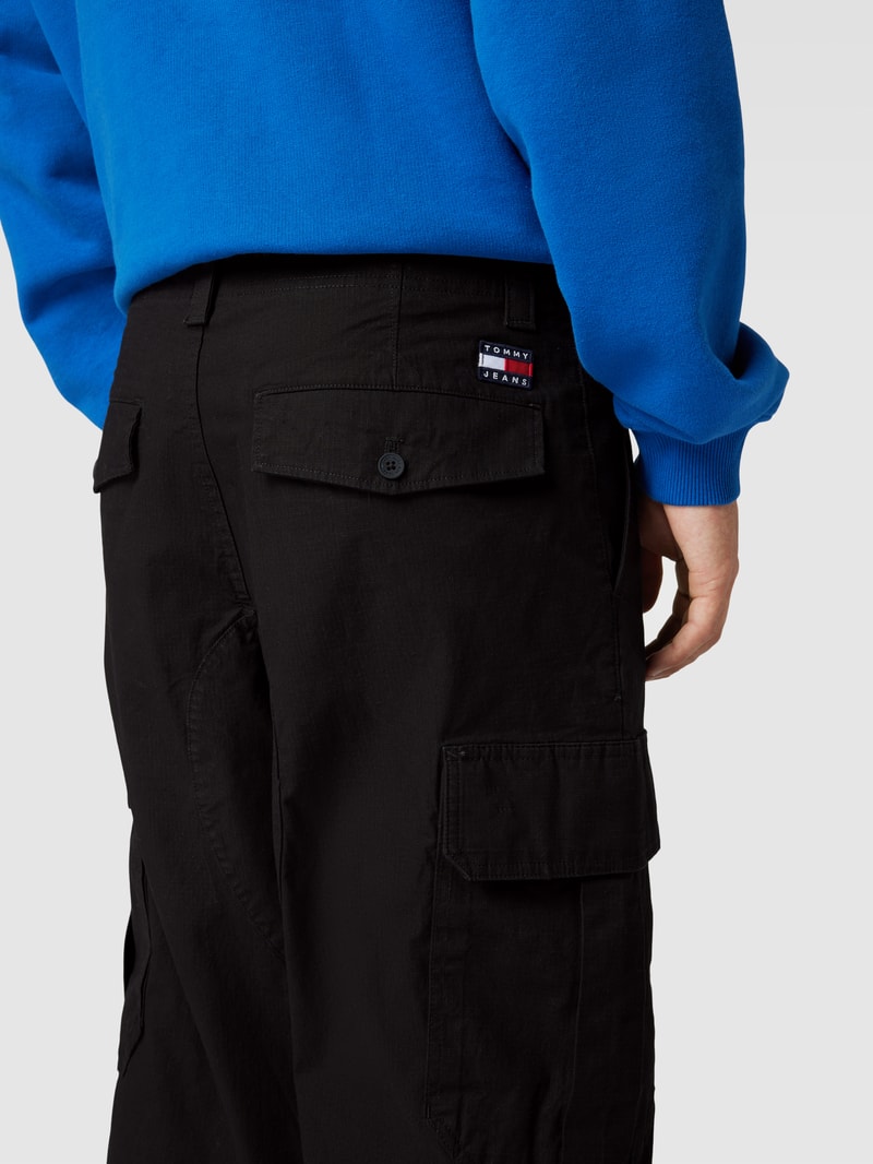 Cargohose mit Gesäßtaschen Modell 'AIDEN' in schwarz