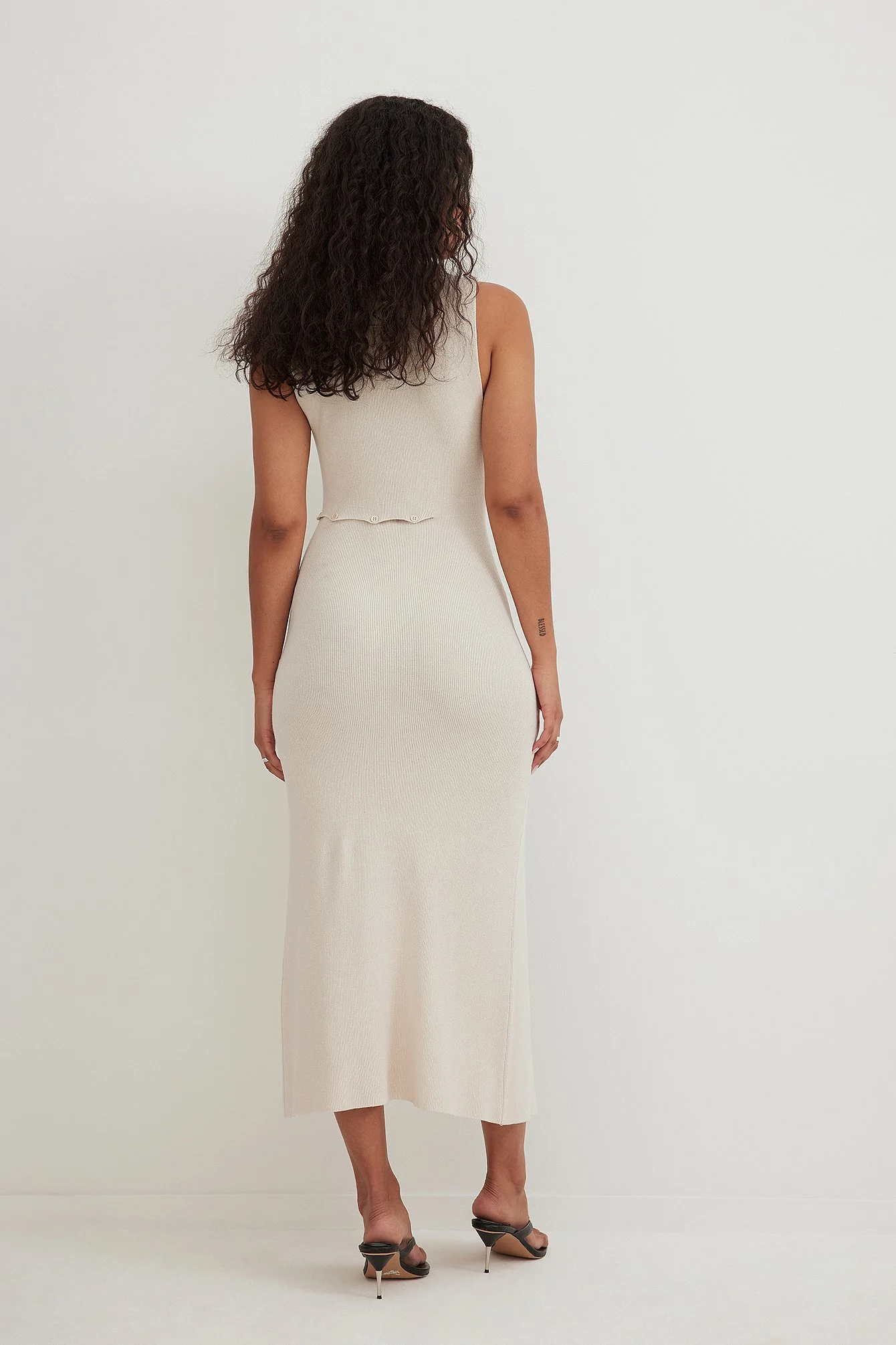 Geripptes Midikleid mit Cut-Out