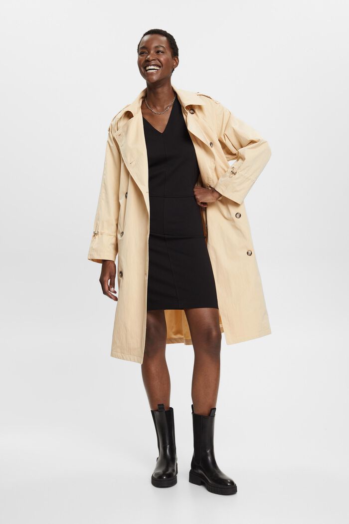 Doppelreihiger Trenchcoat mit Gürtel
