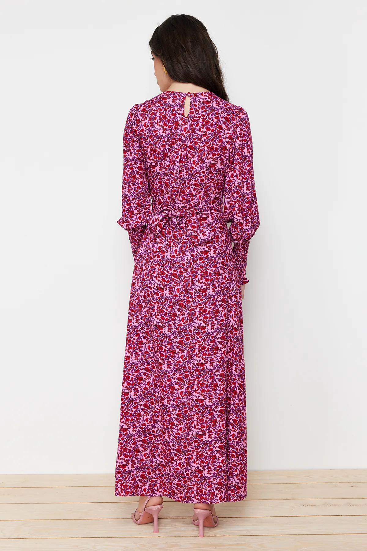 Trendyol Modest  Rosafarbenes Kleid aus gewebter Viskose mit Blumenmuster und Taillenöffnung TCTSS24EB00093