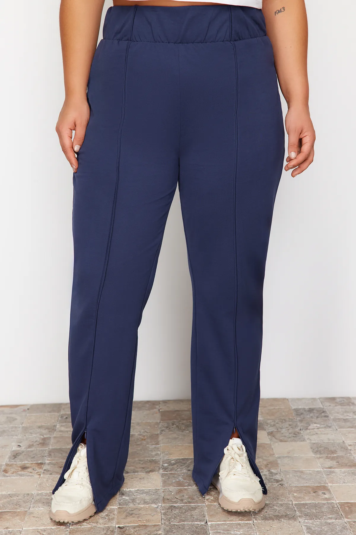 Trendyol Curve  Marineblaue Paspelierung, detaillierte dünne Jogger-Strick-Jogginghose TBBSS24AJ00001