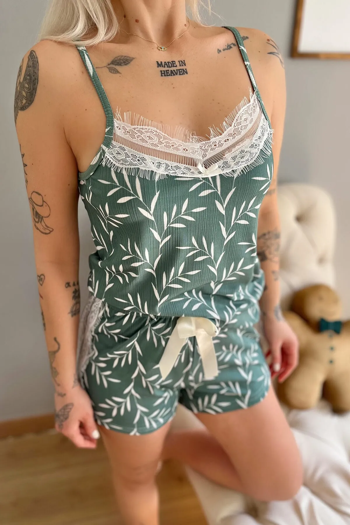 Pijamaevi  Grünes Olivenzweig-Pegasus-Pyjama-Set mit gestrickter Spitze und Seil-Hosenträgershorts