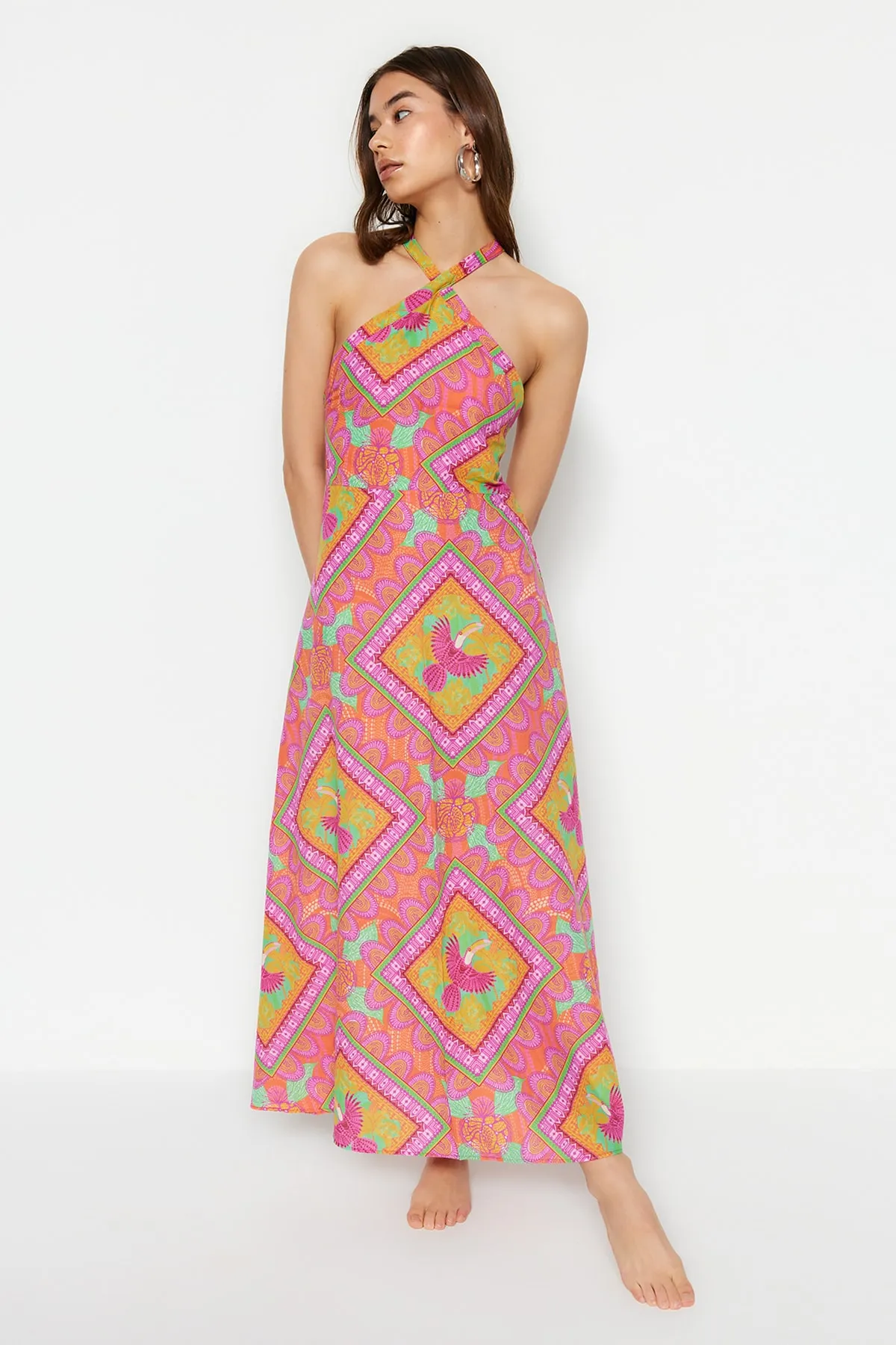 Trendyol Collection  Tropisch gemustertes Maxi-Strandkleid aus 100 % Baumwolle TBESS23EL00141