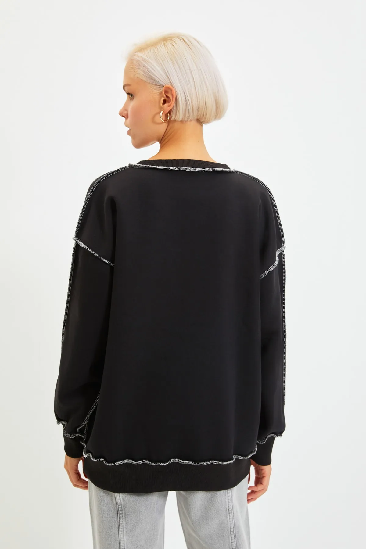 Trendyol Collection  Schwarzes Regular/Normal Fit Baumwoll-Sweatshirt mit dickem Fleece-Innenfutter TWOAW22SW0267
