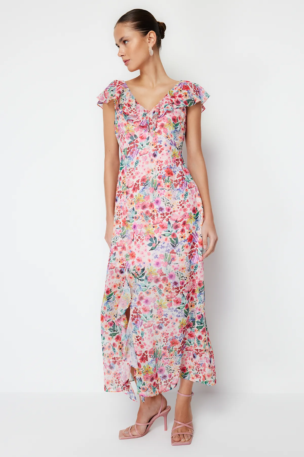 Trendyol Collection  Rosafarbenes, mit Chiffon gefüttertes Maxi-Webkleid mit Rüschen TWOSS24EL00149