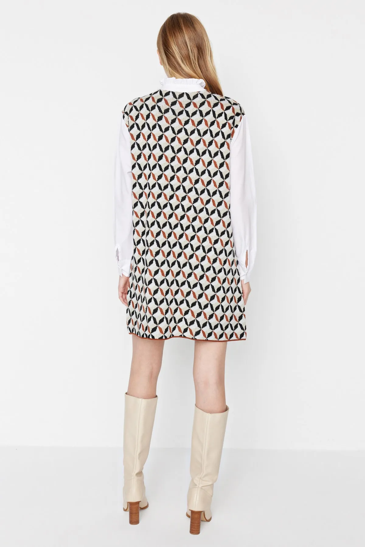 Trendyol Collection  Schwarzes selbstgemustertes Mini-Strickkleid TWOAW22SV0122