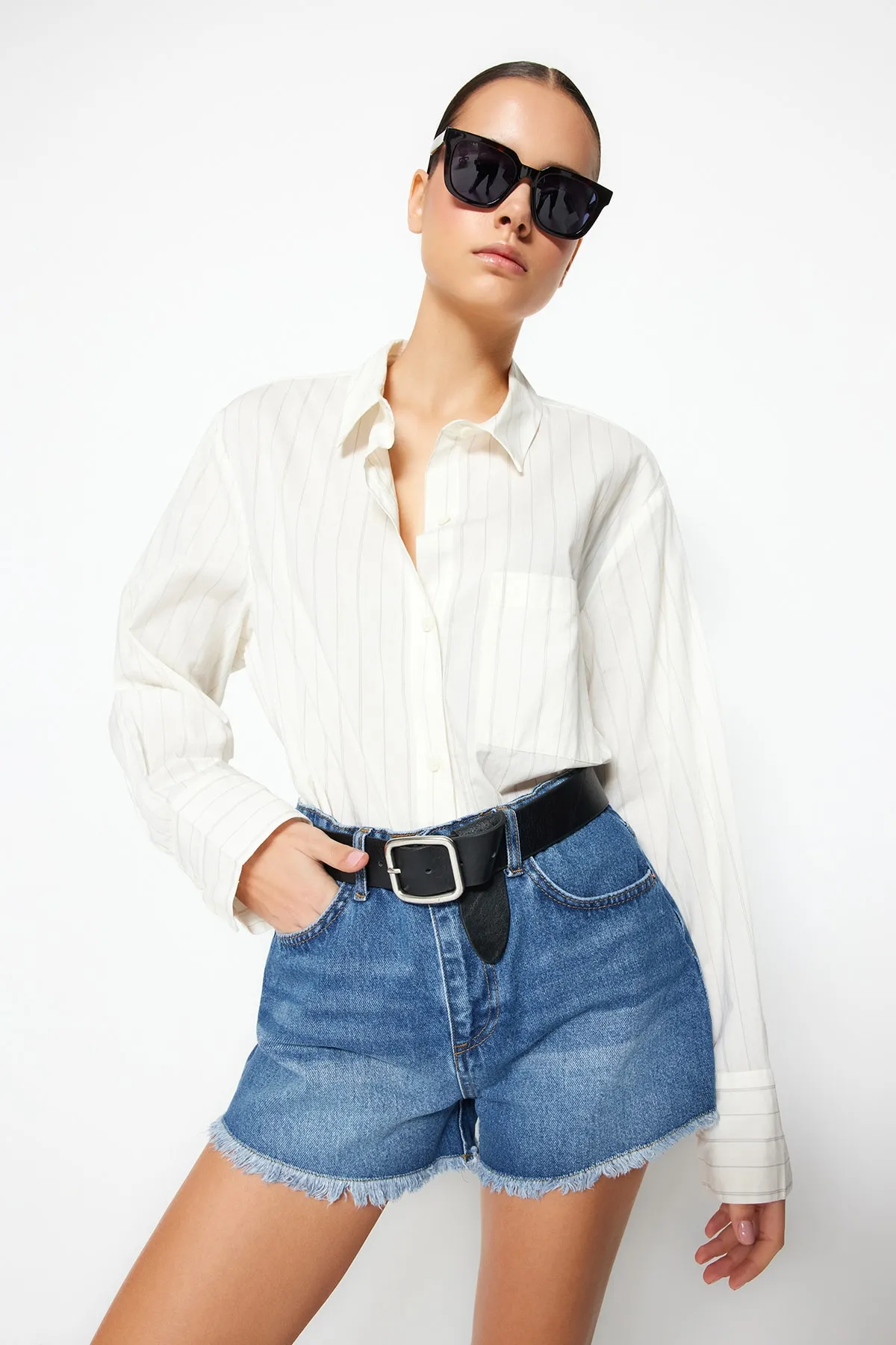 Trendyol Collection  Dunkelblaue Jeansshorts mit Schlitzdetail und hoher Taille TWOSS23SR00220