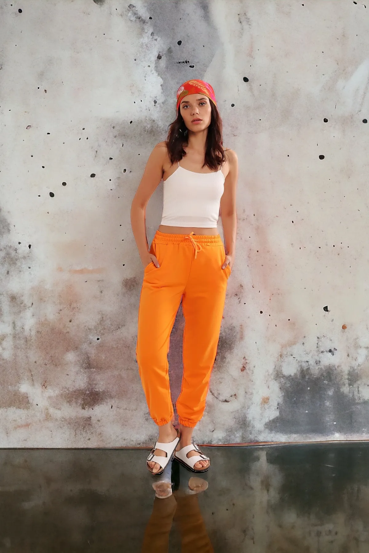 HAKKE  Orangefarbene Damen-Jogginghose mit Taschen