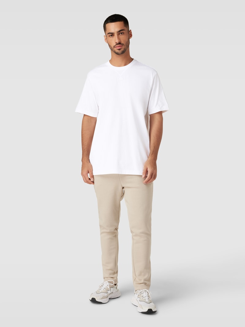 T-Shirt mit Rundhalsausschnitt und Label-Stitching in weiß