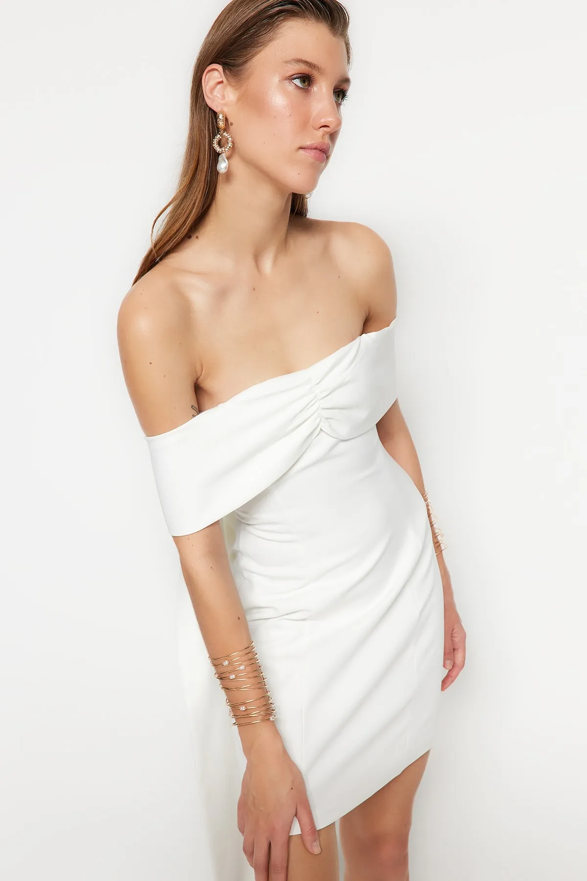 Trendyol Collection  Ecru gefüttertes, gewebtes Paspelierung-Hochzeits-/Hochzeits-Elegantes Abendkleid TPRSS23EL00348