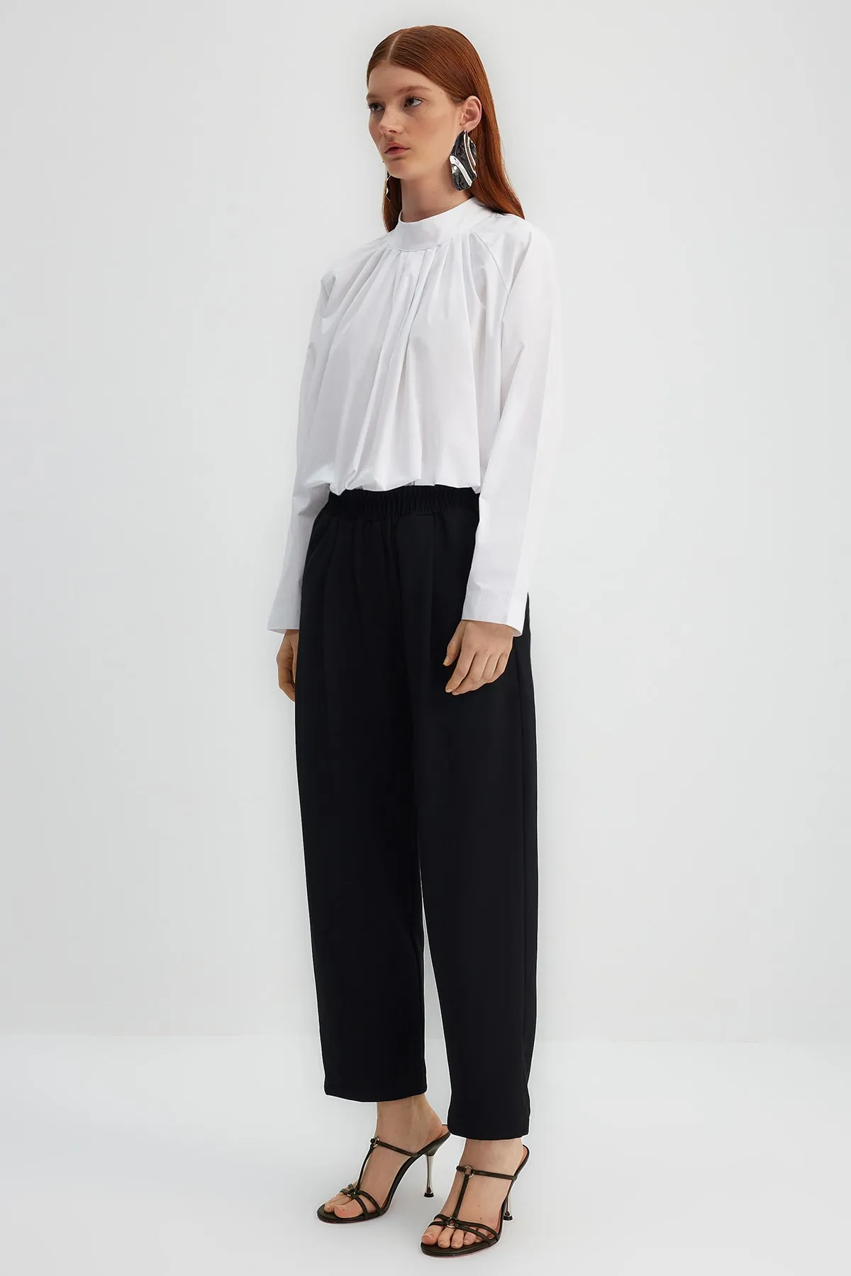Trendyol Modest  X Kevser Sarıoğlu Schwarze gewebte Hose mit elastischem Bund TCLSS23TP00003